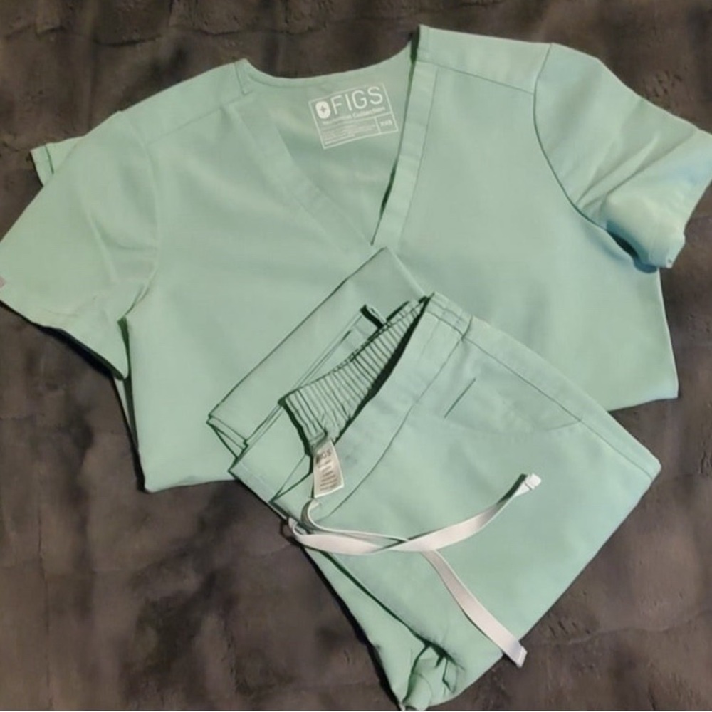 FIGS Scrub set